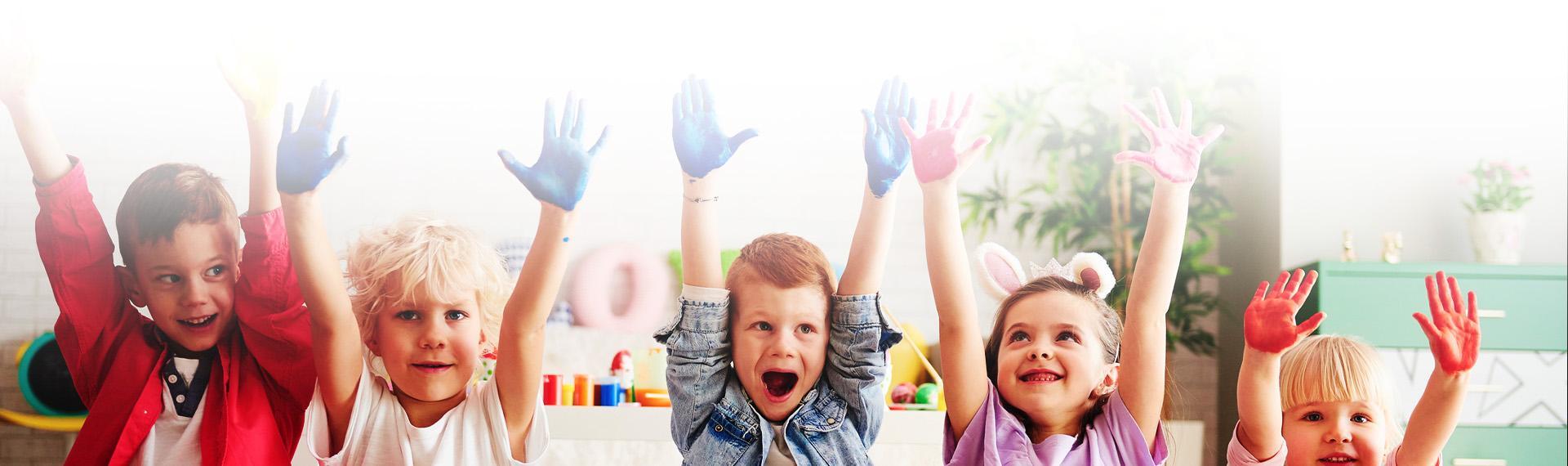 Dzieci z pomalowanymi dłońmi Slajd #1